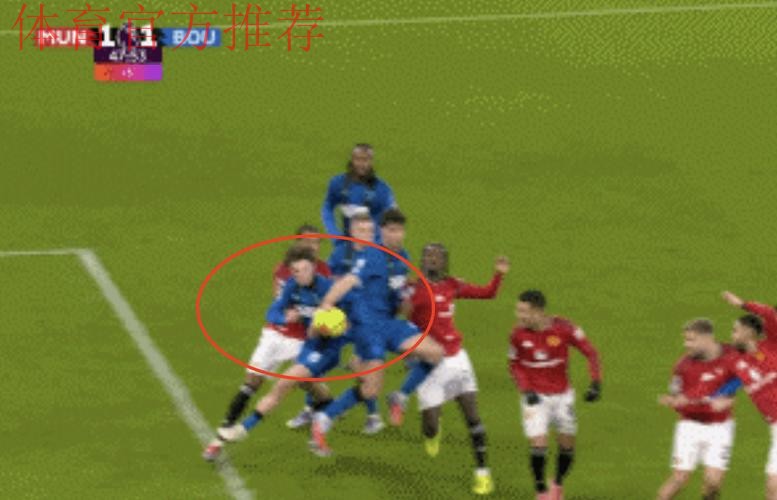 曼联被黑了！英超盲僧上线：无视对手4次禁区手球 锁喉也不出红牌