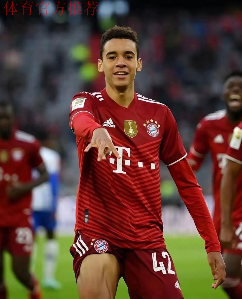 穆西亚拉伤愈复出，首次回归拜仁训练